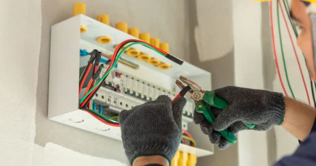 Ile zarabia elektryk w Polsce? Zaskakujące różnice w wynagrodzeniach Ile zarabia elektryk w Polsce? Zaskakujące różnice w wynagrodzeniach
